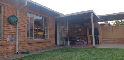 Townhouse For Sale in Willow Park Manor, Pretoria